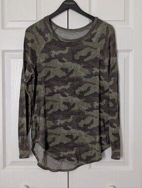 American Eagle Outfitters Green Camo Soft & Sexy Long Sleeve
